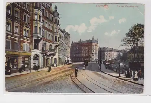 905566 Ak Chemnitz - An der Nicolaibrücke. Straßenansicht mit Geschäften 1918