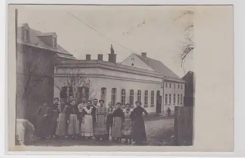906047 Foto AK Limbach - Straßenansicht mit Bewohnern 1901