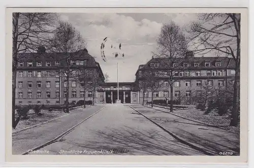 905286 Ak Chemnitz - Staatliche Frauenklinik, Straßenansicht mit Allee 1940
