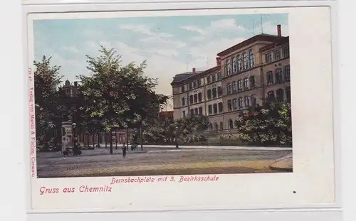 905718 AK Chemnitz - Bernsbachplatz mit 3. Bezirksschule, Totalansicht um 1900