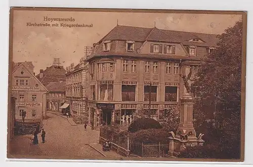 903749 Ak Hoyerswerda Kirchstraße mit Kriegerdenkmal und Geschäften 1925