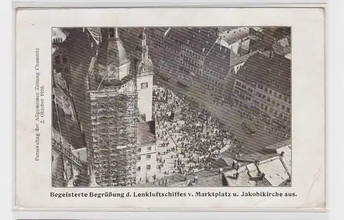 905964 AK Chemnitz - Begeisterte Begrüßung d. Lenkluftschiffes v. Marktplatz aus