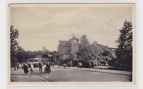 905816 AK Chemnitz - Nicolaibahnhof, Straßenansicht mit Menschen 1934