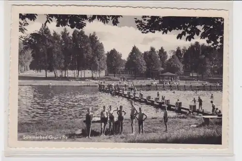 904424 Ak Grüna - Sommerbad mit Waldpartie und zahlreichen Besuchern 1955