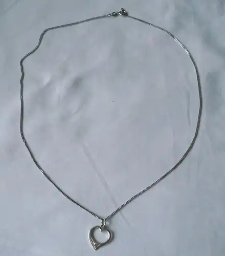 charmante Kette aus 925er Silber mit süßem Herz Anhänger (107570)