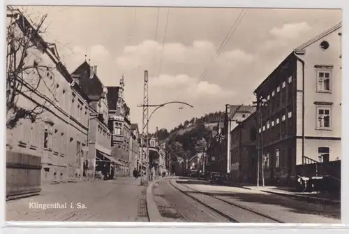 16966 Foto AK Klingenthal - Straßenansicht mit Gleisen und Ladenzeile