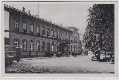 904161 Ak Greifswald Bahnhof mit Autos davor um 1940