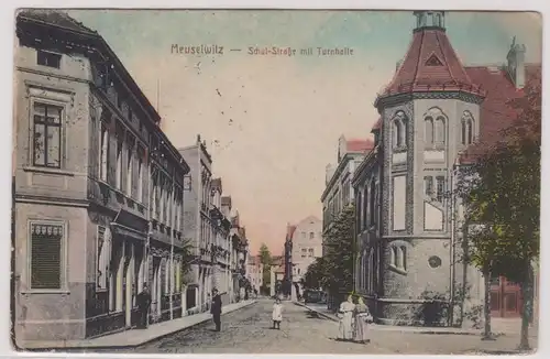 903868 Ak Meuselwitz Schulstrasse mit Turnhalle um 1920