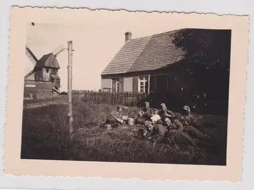 Wehrmacht Foto Mahlzeit vor Windmühle Soldat musiziert (901746)