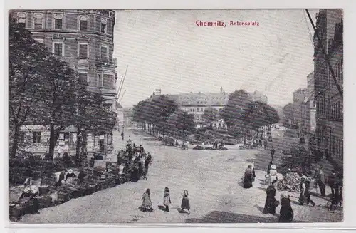 901943 AK Chemnitz - Antonsplatz, Straßenansicht mit Straßenhändlern 1909