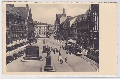 905998 AK Chemnitz - Markt mit Denkmälern und Straßenbahn 1943