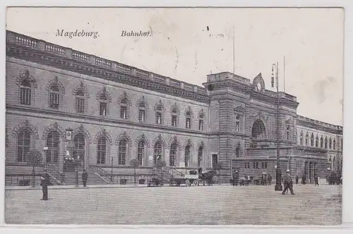 47342 Feldpost AK Magdeburg - Bahnhof, Straßenansicht mit Pferdekutschen 1918