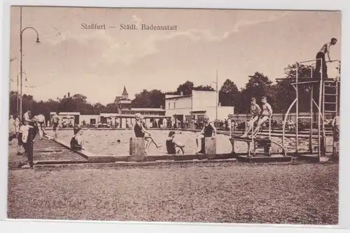 58145 AK Staßfurt - Städtische Badeanstalt, Schwimmbecken mit Sprungturm 1930