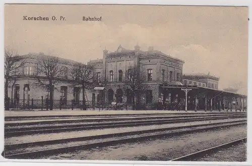 906243 AK Korschen Ostpreussen - Bahnhof mit Soldaten