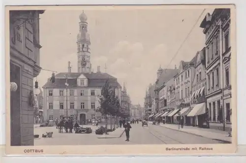 34236 Ak Cottbus - Berlinerstraße mit Rathaus, Geschäften und Kutsche 1917