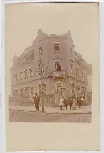 18347 Foto Ak Borna Kolonialwarenladen Eckhaus um 1910