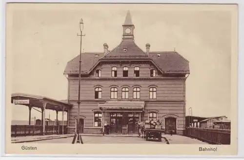 903402 AK Güsten - Bahnhof davor Fasslieferung per Kutsche, Bahnpost 1931