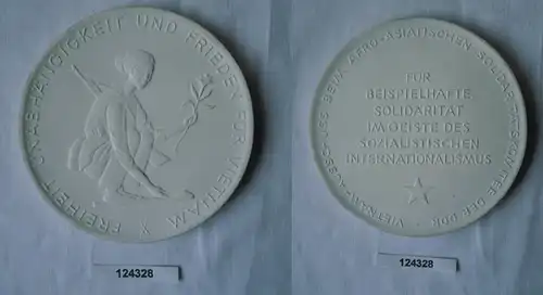 DDR Porzellan Medaille Freiheit, Unabhängigkeit und Frieden für Vietnam (124328)