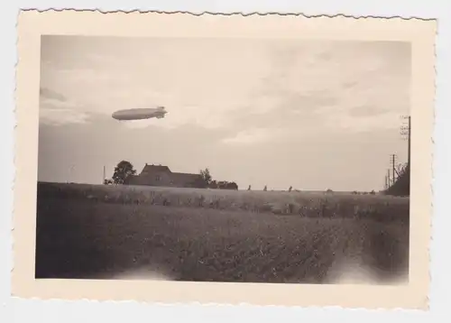 902077 Foto Zeppelin Luftschiff über Wohnhaus auf dem Land um 1935