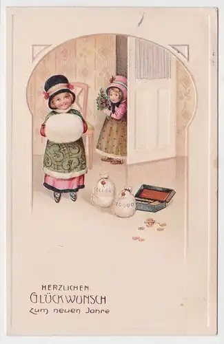 59219 Präge AK Zum neuen Jahre 2 Kinder mit Muff und Blumenstrauß Geldsäcke 1914