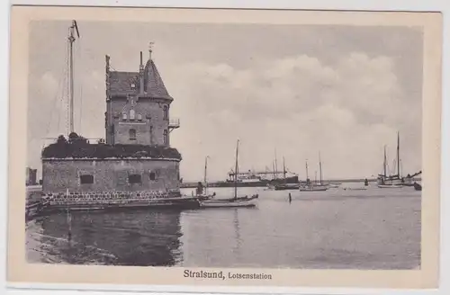 96793 Ak Stralsund Lotsenstation mit Booten um 1910