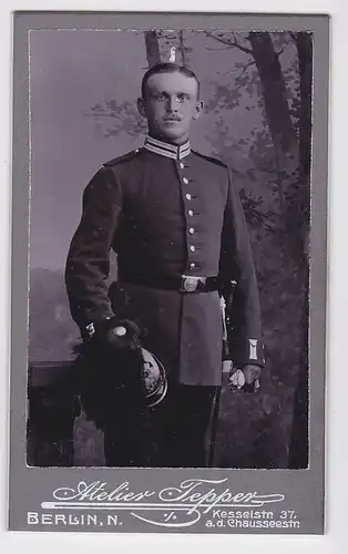 85171 Kabinett Foto Soldat Preussen Berlin mit Pickelhaube und Roßhaarbusch