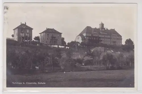 07739 Ak Schönau bei Chemnitz - Schule und davor liegende Gartenanlage 1930