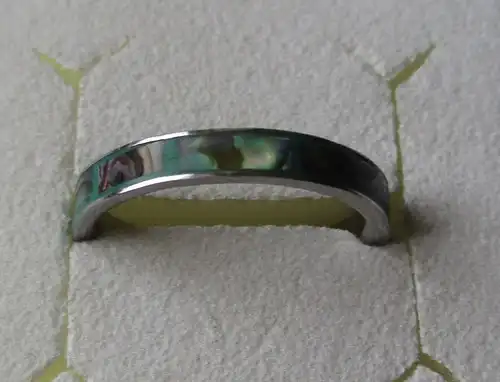 eleganter silberfarbener Ring mit mehrfarbigem Ringband (156134)