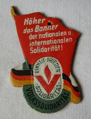 DDR Abzeichen - Volkssolidarität - Höher das Banner - aus Pappe um 1950 (118841)