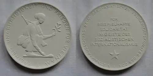 DDR Porzellan Medaille Freiheit, Unabhängigkeit und Frieden für Vietnam (149920)