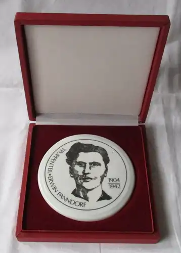 DDR Porzellan Medaille NVA Truppenteil Erwin Panndorf 1904 - 1942 (100551)