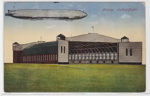 95027 Ak Leipzig Luftschiffhalle mit Zeppelin 1917