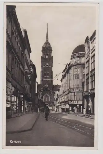 75487 Ak Krefeld Straßenansicht mit Geschäften 1942