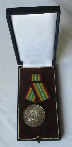 DDR Medaille für treue Dienste in der NVA Silber 900er Ag Bartel 150 c (113153)