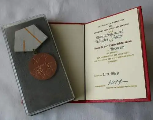 DDR Medaille der Waffenbrüderschaft in Silber + Urkunde im Etui (111052)