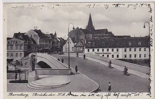 92800 Ak Bernburg Brücke über die Saale und Geschäft Theodor Roskoden 1939