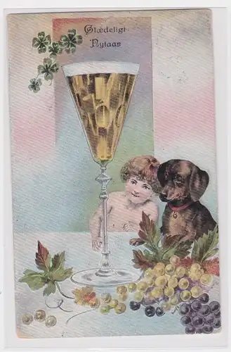 905955 Neujahrs Präge Ak Kind und Dackel mit Riesensektglas 1908