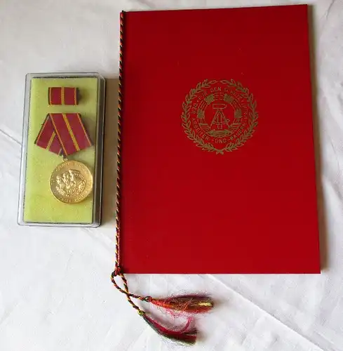 DDR Verdienstmedaille der NVA Gold Stasi + Urkunde Mielke 1977 (120292)