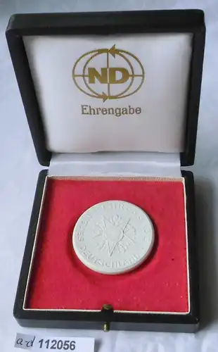 DDR Porzellan Medaille Ehrengabe Neues Deutschland im Etui (112056)