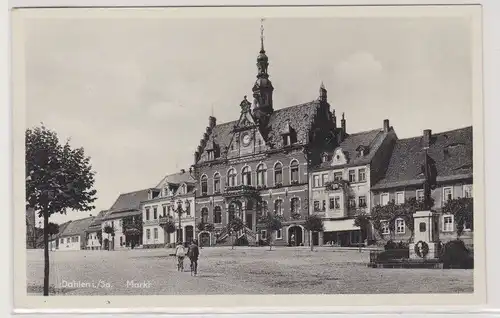 93804 Ak Dahlen in Sachsen - Markt mit Rathaus, Geschäften und Brunnen 1938