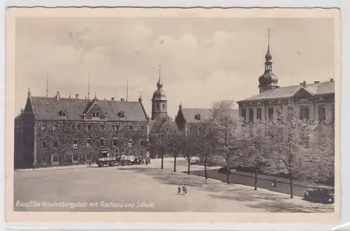 19608 Ak Riesa Elbe Hindenburgplatz mit Rathaus und Schule 1944