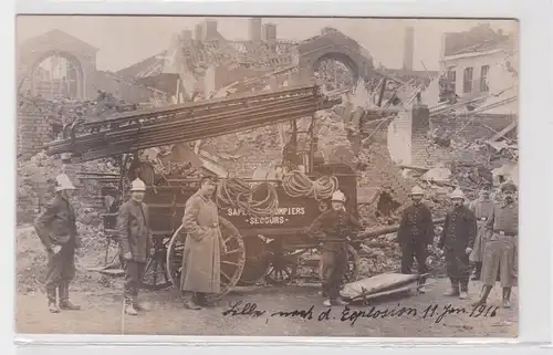 09431 Foto AK Lille nach der Explosion 1916 Feuerwehrleute mit Feuerwehr