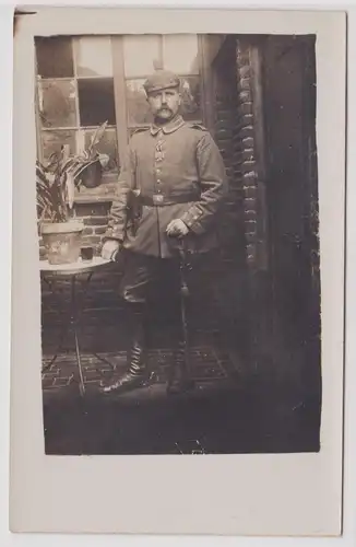 901519 Foto Ak Soldat Artillerie Pickelhaube mit Tarnbezug und eisernem Kreuz