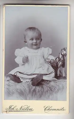 67176 altes Kabinettfoto Baby mit Spielzeugpferd Chemnitz um 1910
