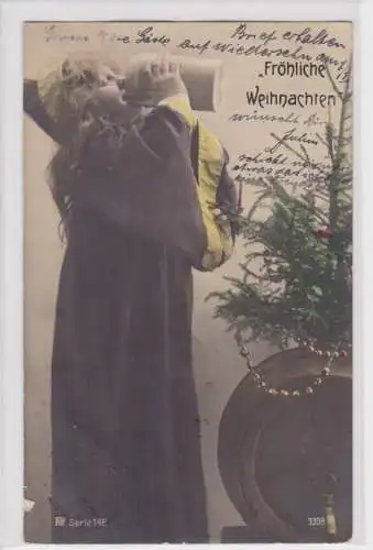 44670 Fröhliche Weihnachten Ak Münchner Kindl leert Maßkrug um 1910
