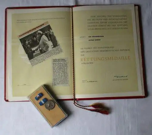 DDR Rettungsmedaille + Urkunde 1977 Unterschrift Dickel Bartel 136 g (165161)