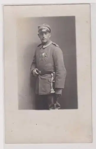 69643 Foto Ak Soldat Kaufbeuren mit 2 Orden und Bajonett mit Portepee 1917