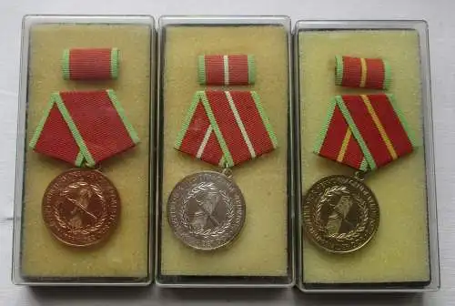 DDR Verdienstmedaille der Grenztruppen in Bronze bis Gold im Etui (126174)