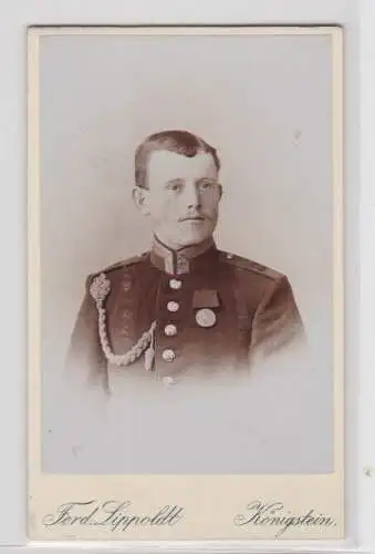 69639 Kabinett Foto Königstein Soldat mit Schützenschnur & Centenarmedaille 1900