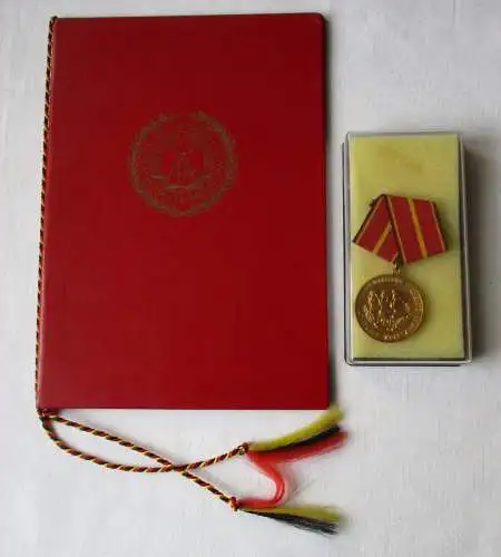 DDR Verdienstmedaille d. NVA Nationale Volksarmee Gold + Urkunde 1979 (163172)